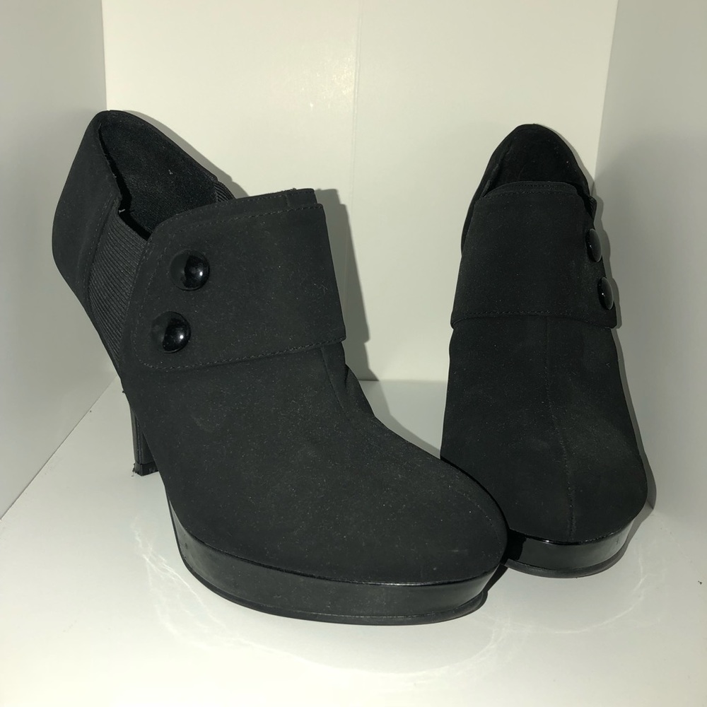 Kenneth Cole Unlisted Black Suede Ankle Boots(ies)